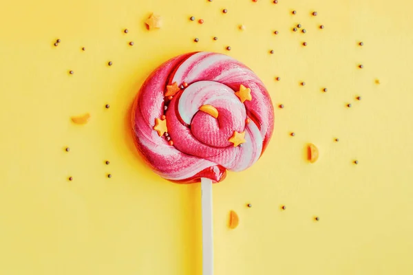 Kleurrijke Lolly Met Suiker Topping Geïsoleerd Gele Papieren Achtergrond Plat — Stockfoto