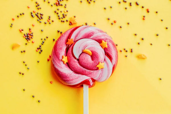 Colorful Lollipop Sugar Topping Isolated Yellow Paper Background Flat Lay — Stock Photo, Image