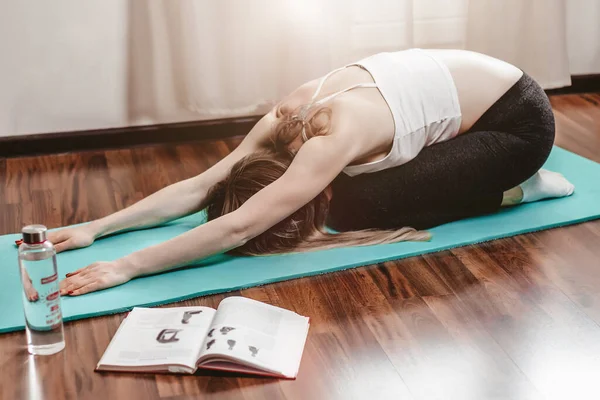 Schlanke Frau Macht Pilates Übungen Während Sie Hause Auf Einer — Stockfoto