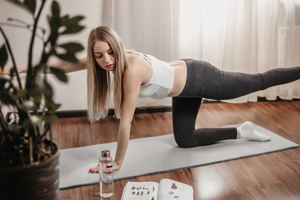 Ragazza Bionda Caucasica Che Yoga Posa Libro Casa Lezioni Yoga — Foto Stock