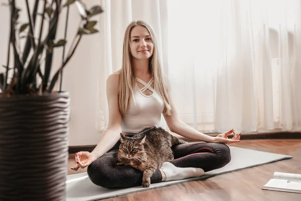 Junge Blonde Frau Macht Yoga Hause Mit Einer Katze Entspannen — Stockfoto