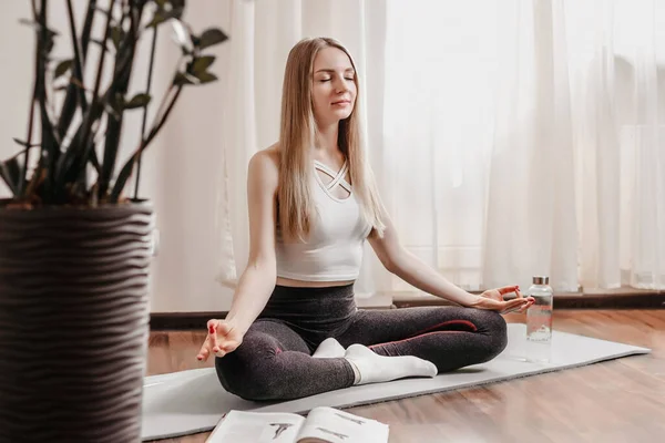 Eine Junge Blonde Frau Studiert Meditation Aus Einem Lehrbuch Während — Stockfoto