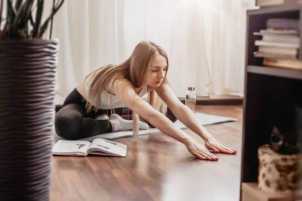 Yoga Hause Junge Blonde Frau Macht Pilates Und Yoga Übungen — Stockfoto