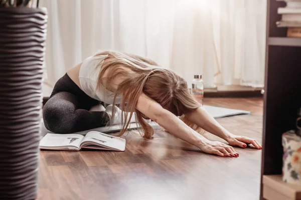 Yoga Hause Nach Lehrbuch Junge Frau Macht Pilates Übungen Während — Stockfoto