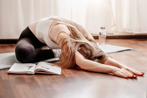 Junge Frau Macht Pilates Übungen Während Sie Hause Auf Einer — Stockfoto