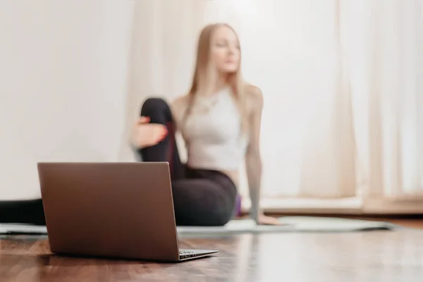 Junge Blonde Frau Sitzt Auf Dem Boden Auf Einer Yogamatte — Stockfoto