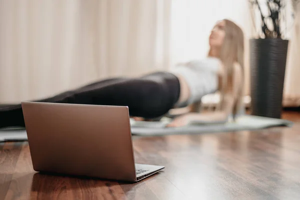 Junge Blonde Frau Liegt Auf Dem Boden Auf Einer Yogamatte — Stockfoto