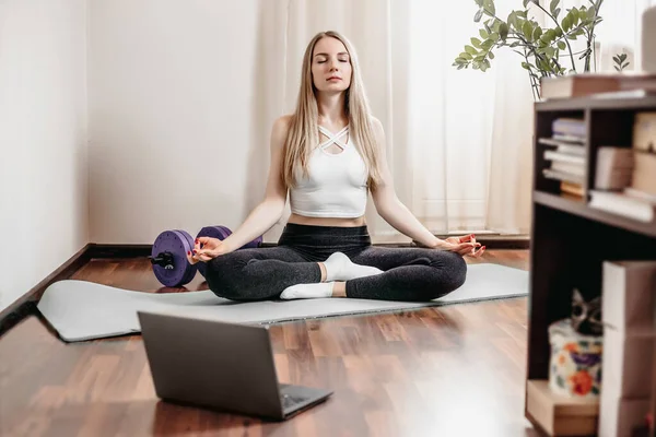 Junge Blonde Frau Praktiziert Yoga Und Meditiert Hause Durch Online — Stockfoto