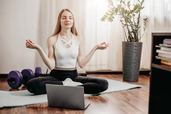 Junge Blonde Frau Praktiziert Yoga Und Meditation Hause Suchen Online — Stockfoto