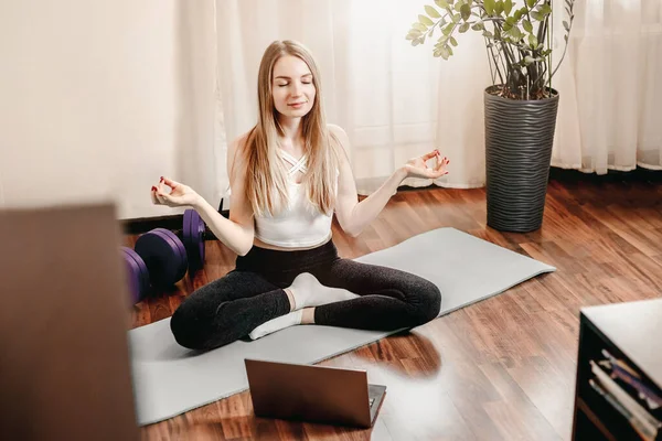 Junge Kaukasische Frau Praktiziert Spirituelle Übungen Yoga Hause Sitzt Auf — Stockfoto