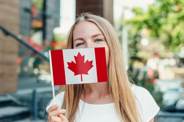 Estudiante Femenina Cubierta Frente Una Pequeña Bandera Canadiense Coloca Fondo — Foto de Stock