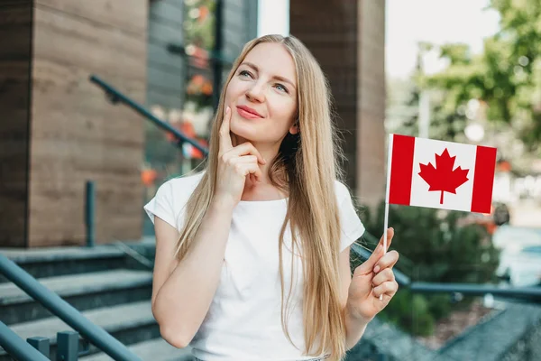 Éducation Étranger Étudiante Réfléchit Rêve Tient Petit Drapeau Canada Fond — Photo