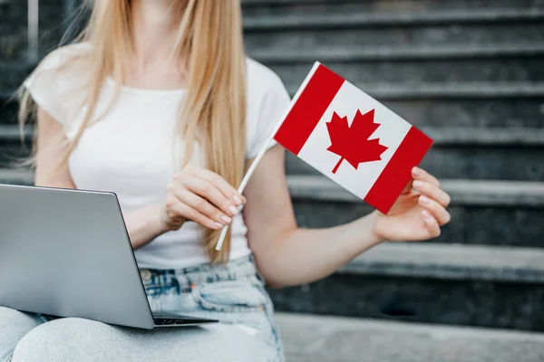 Una Mano Femenina Sostiene Una Pequeña Bandera Canadá Portátil Fondo — Foto de Stock