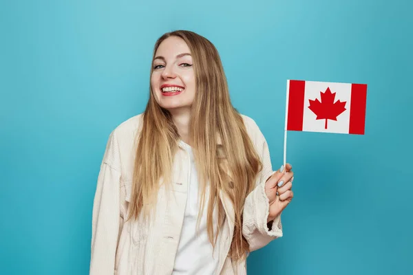 Joven Estudiante Sonriendo Sosteniendo Una Pequeña Bandera Canadá Mirando Cámara — Foto de Stock