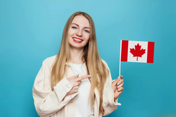 Joyeux Étudiant Fille Souriant Pointant Doigt Petit Drapeau Canada Regardant — Photo