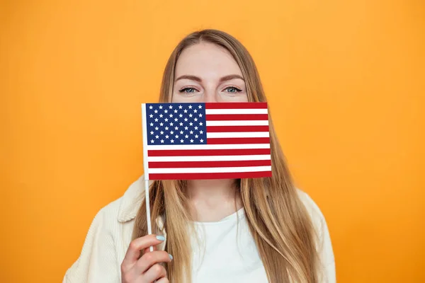 Portrét Studentky Která Zakrývá Obličej Malou Americkou Vlajkou Kavkazská Blondýnka — Stock fotografie
