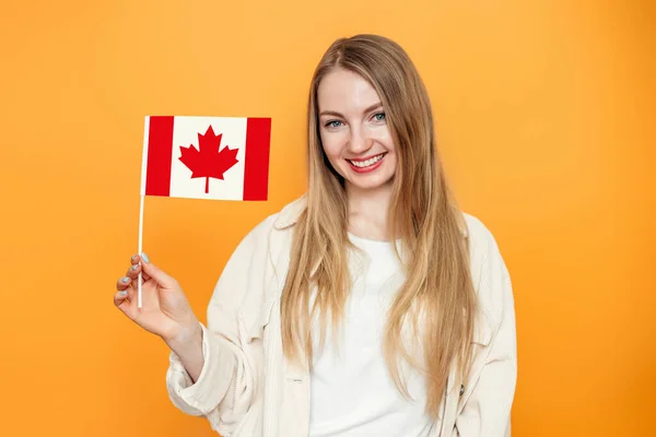 Estudiante Caucásica Sonriendo Sosteniendo Una Pequeña Bandera Canadá Mirando Cámara — Foto de Stock