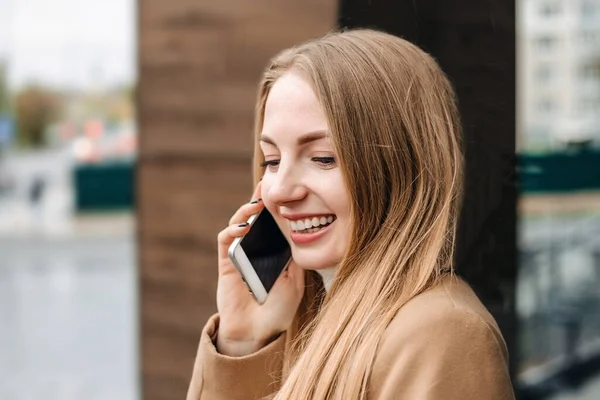 Jovem Loira Falando Telefone Celular Sorrindo Contra Fundo Prédio Escritórios — Fotografia de Stock