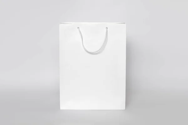 Beyaz Kağıt Arka Planda Izole Edilmiş Beyaz Alışveriş Çantasının Bir — Stok fotoğraf