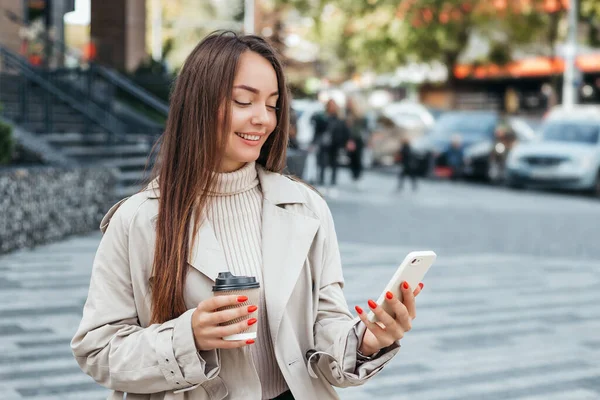 Feliz Joven Ucraniana Mira Teléfono Inteligente Mientras Está Sentado Banco — Foto de Stock