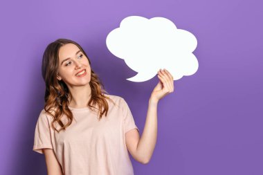 beyaz zemin üzerinde soru işareti ile düşünme kadınlar