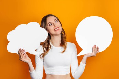 Genç bir kadın turuncu arka planda iki boş konuşma balonu tutuyor. Elinde kağıt bulutu tutan bir öğrenci. Boşluğu kopyala