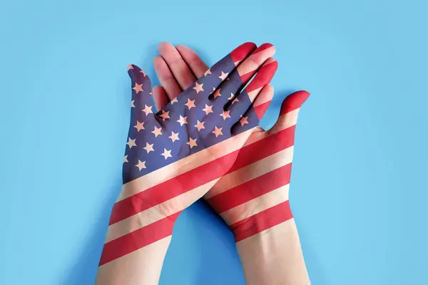 Mani Aperte Femminili Dipinte Con Colori Bandiera Americana Giorno Dell — Foto Stock
