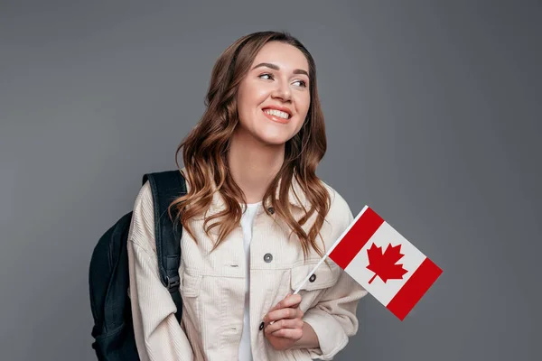 Jeune Fille Étudiante Souriante Tenant Petit Drapeau Canada Isolé Sur — Photo