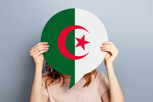 Algeria News Concept Жіночі Руки Тримають Круглий Інформаційний Плакат Алжирським — стокове фото