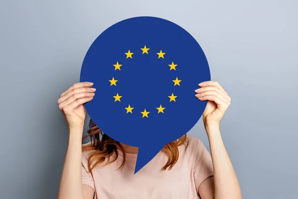 Mulher Detém Branco Bolha Discurso Branco Com Bandeira União Europeia — Fotografia de Stock