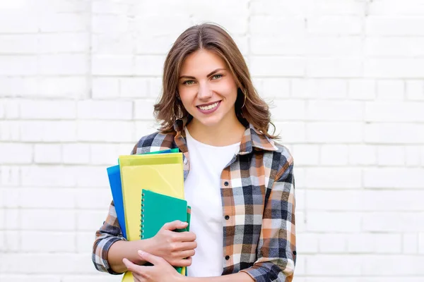 Flicka Student Håller Mappar Och Anteckningsbok Händerna Och Ler Bakgrund — Stockfoto