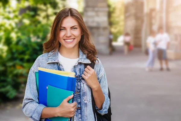 年轻的女学生笑着反对大学 可爱的女学生手里拿着文件夹和笔记本 教育概念 — 图库照片