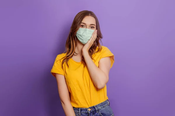 Jonge Vrouw Met Medisch Gezichtsmasker Houdt Haar Hand Haar Gezicht — Stockfoto