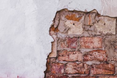 Grunge klasik tuğla duvar dokusu ve beyaz sıva bina cephesi. Tuğla işi geçmişi. Beyaz alçı desenli, kırmızı tuğlalı beyaz sıva.