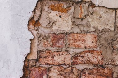 Grunge klasik tuğla duvar dokusu ve beyaz sıva bina cephesi. Tuğla işi geçmişi. Beyaz alçı desenli, kırmızı tuğlalı beyaz sıva.