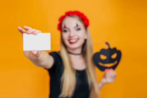 Glad Blond Flicka Halloween Kostym Visar Vitt Kreditkort Isolerad Orange — Stockfoto