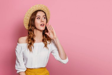 Hasır şapkalı ve beyaz elbiseli genç kız pembe arka planda bağırıyor, fotokopi odası. Kıvırcık saçlı, bağırıp çağıran genç bir kadın. Haberler, internet afişi. satış kavramı