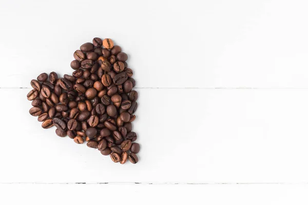 Grãos Café Forma Coração Sobre Fundo Madeira Branco — Fotografia de Stock