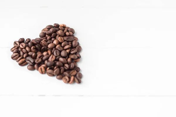Srdeční Kávová Zrna Bílém Dřevěném Pozadí — Stock fotografie