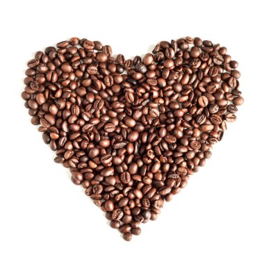 Kahve taneleri beyaz arka planda izole edilmiş. Kahve zamanı konsepti. Beyaz arka planda kahve çekirdekleri kalp şeklinde dağılmış.