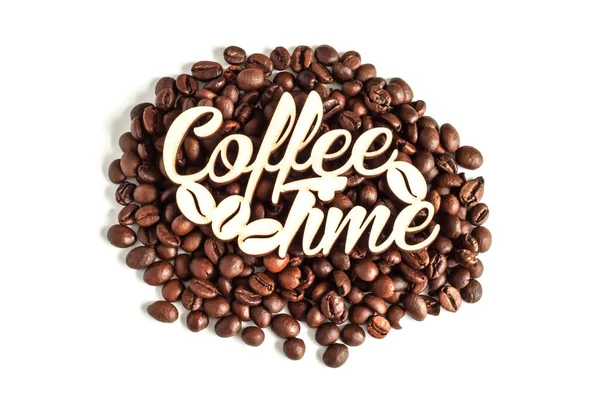 コーヒーの穀物は白い背景の上の眺めで隔離される コーヒーの時間概念 円の形に散在する白い背景にコーヒー豆 — ストック写真