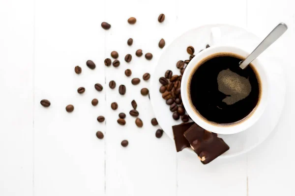 Šálek Silné Kávy Bílém Dřevěném Pozadí Obilím Čokoládou — Stock fotografie