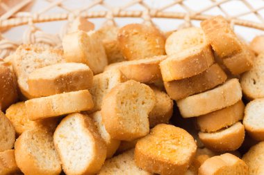 Tabakta Rusks. Kurutulmuş ekmek. Kıtır kıtır.
