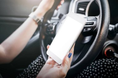 Kadın eli, içi boş beyaz ekranlı bir cep telefonu tutuyor. Navigator tutan bir kadın. Model modeli. Boşluğu kopyala