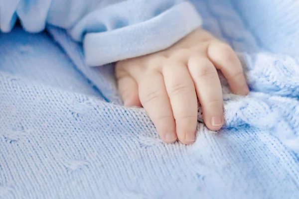 Braço Bebê Está Uma Vista Superior Cobertor Azul Quente Cuidar — Fotografia de Stock