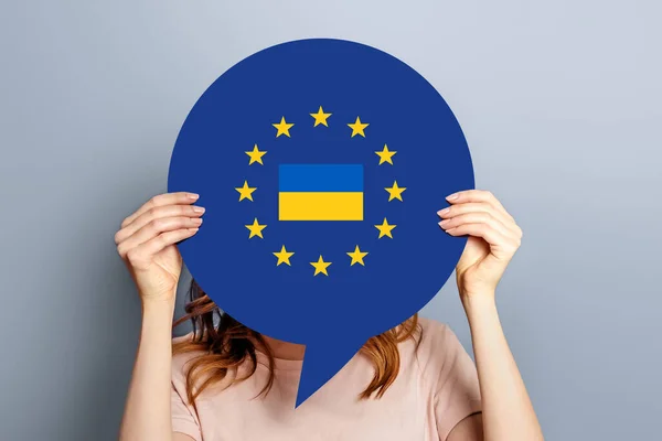 Uma Jovem Segura Cartaz Papel Com Imagem Bandeira União Europeia — Fotografia de Stock