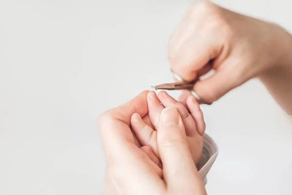 Manicure Dziecięcy Mama Obcina Paznokcie Dziecku Specjalnymi Nożyczkami Dla Dzieci — Zdjęcie stockowe