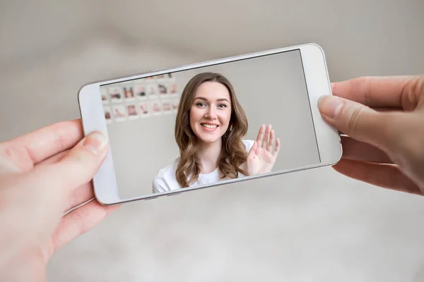 Mãos Femininas Segurando Telefone Celular Conversando Com Sua Amiga Bate — Fotografia de Stock