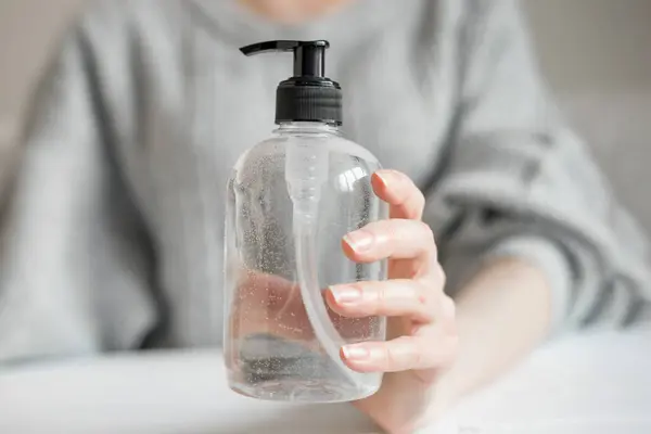 Жіноча Рука Тримає Пляшку Антибактеріального Гелю Спиртового Спрею Рідкого Мила — стокове фото