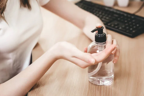 Жіночі Руки Тримають Пляшку Гелевого Антисептика Використовують Антибактеріальний Спирт Гігієни — стокове фото